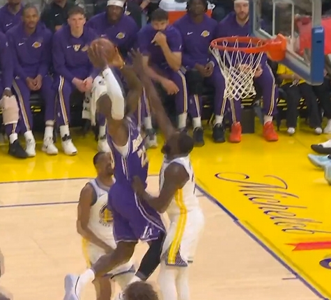 开云APP-詹姆斯突破途中疑似顶到了“小追梦”！追梦捂裆有些不适